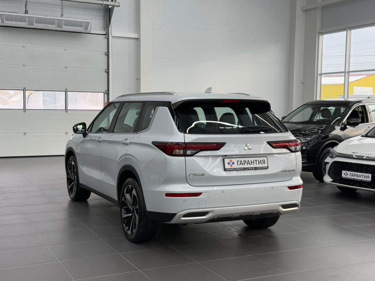 Mitsubishi Outlander IV 1.5 CVT (163 л.с.) 4WD Exclusive Edition AWD 2022 — фото 2