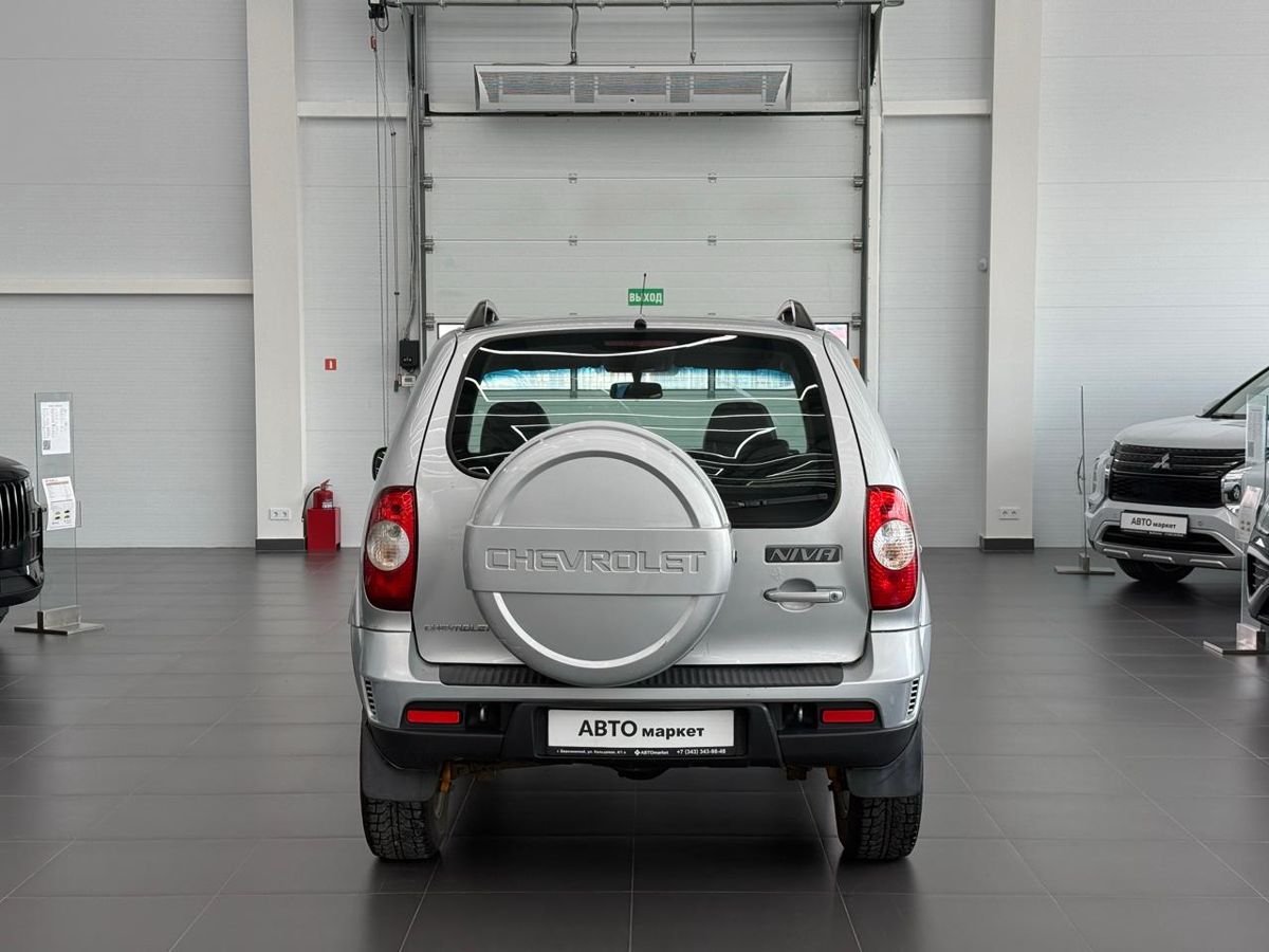 Chevrolet Niva I Рестайлинг 1.7 MT (80 л.с.) 4WD 2012 — фото 3