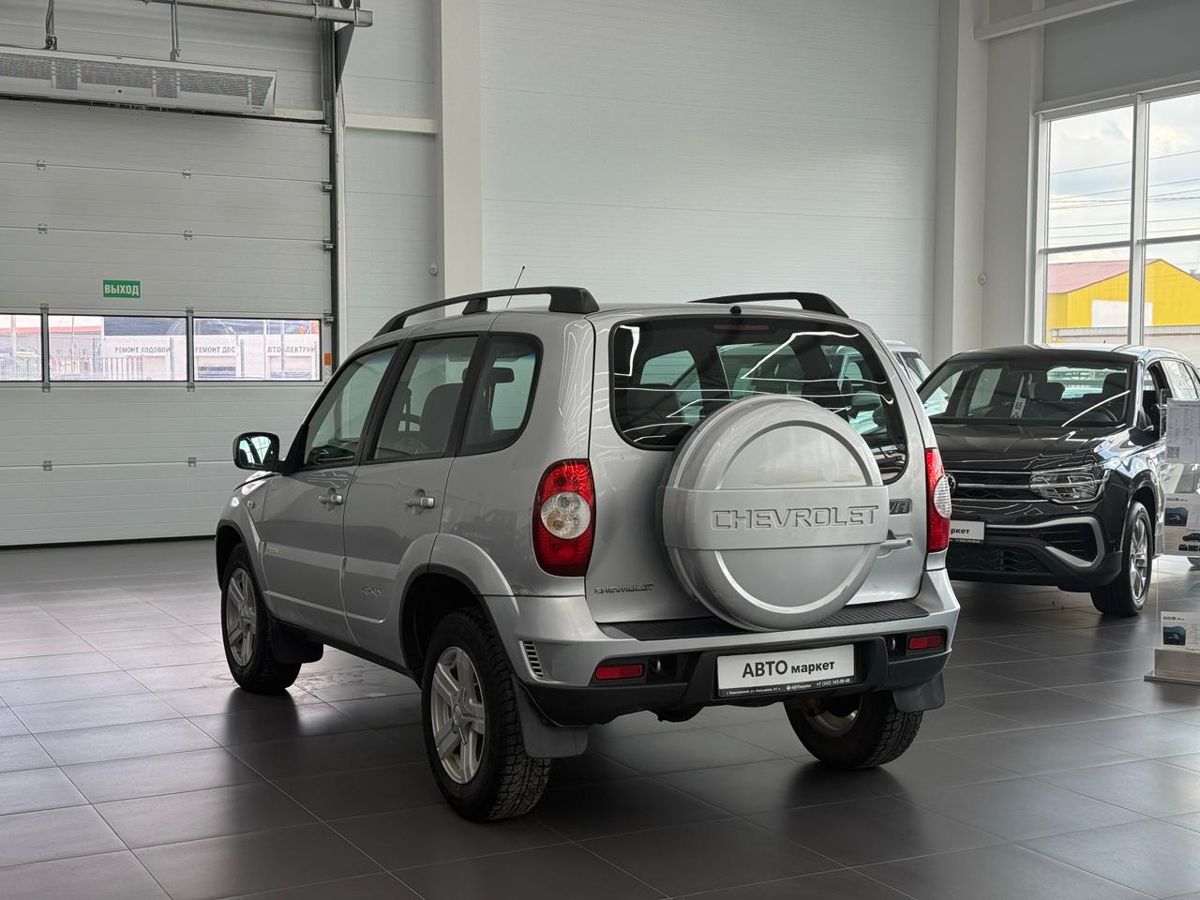 Chevrolet Niva I Рестайлинг 1.7 MT (80 л.с.) 4WD 2012 — фото 2