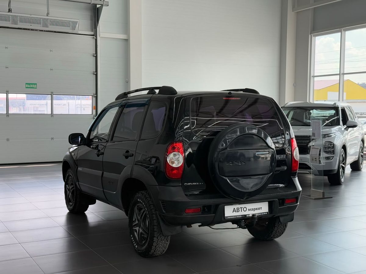 Chevrolet Niva I Рестайлинг 1.7 MT (80 л.с.) 4WD 2011 — фото 2