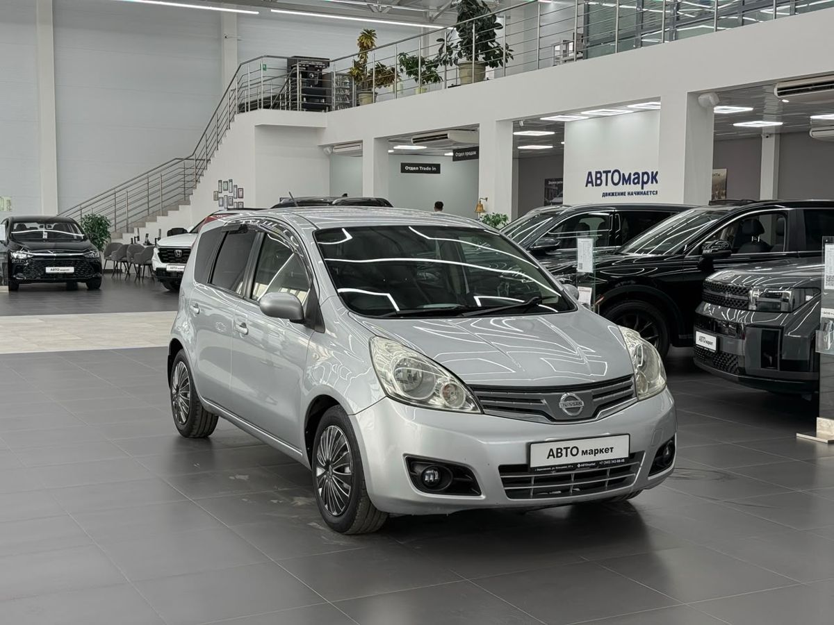 Nissan Note I Рестайлинг 1.6 AT (110 л.с.) 2011
