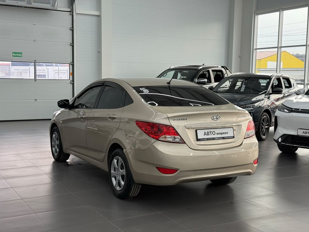 Hyundai Solaris I 1.4 MT (107 л.с.) 2012 — фото 2