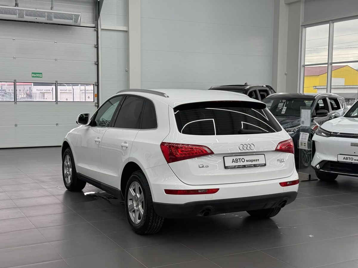 Audi Q5 I (8R) 2.0 AMT (211 л.с.) 4WD Базовая 2010 — фото 2