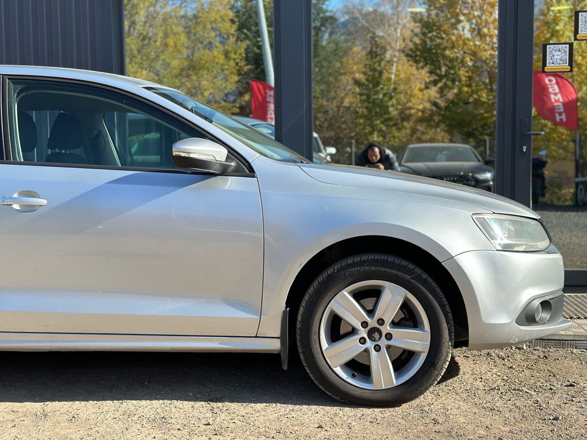 Volkswagen Jetta VI 1.6 AT (105 л.с.) Comfortline 2013 — фото 4