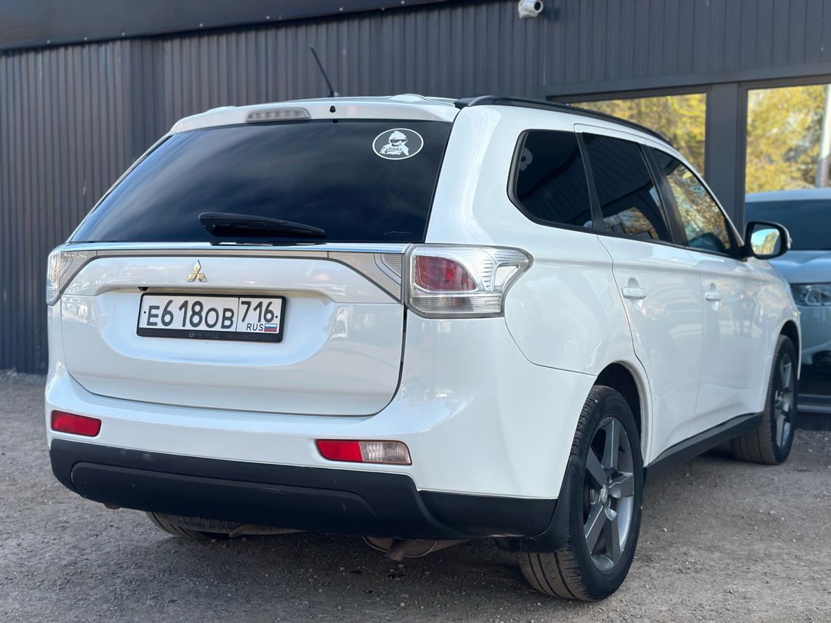 Mitsubishi Outlander III 2.4 CVT (167 л.с.) 4WD Intense 2013 — фото 6