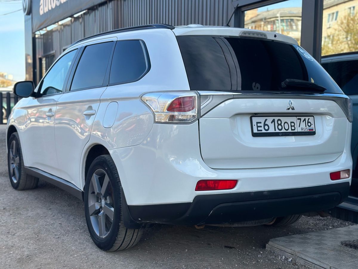 Mitsubishi Outlander III 2.4 CVT (167 л.с.) 4WD Intense 2013 — фото 10