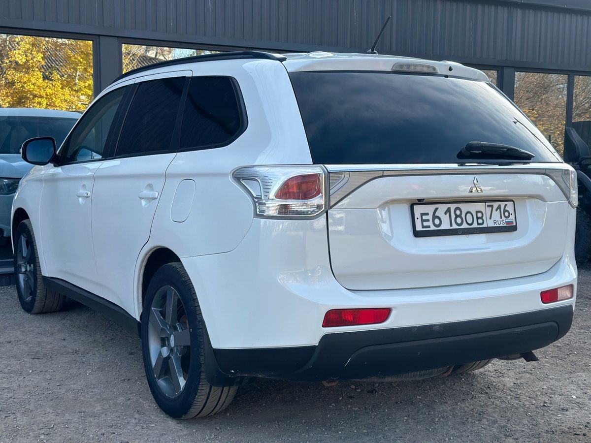 Mitsubishi Outlander III 2.4 CVT (167 л.с.) 4WD Intense 2013 — фото 4