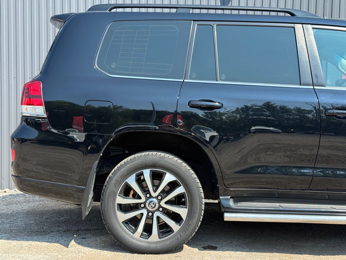 Toyota Land Cruiser 200 Series Рестайлинг 2 4.5d AT (249 л.с.) 4WD Executive 2016 — фото 9