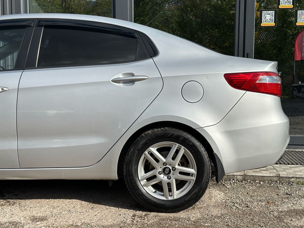 Kia Rio III 6-speed 1.6 MT (123 л.с.) Luxe 2014 — фото 5