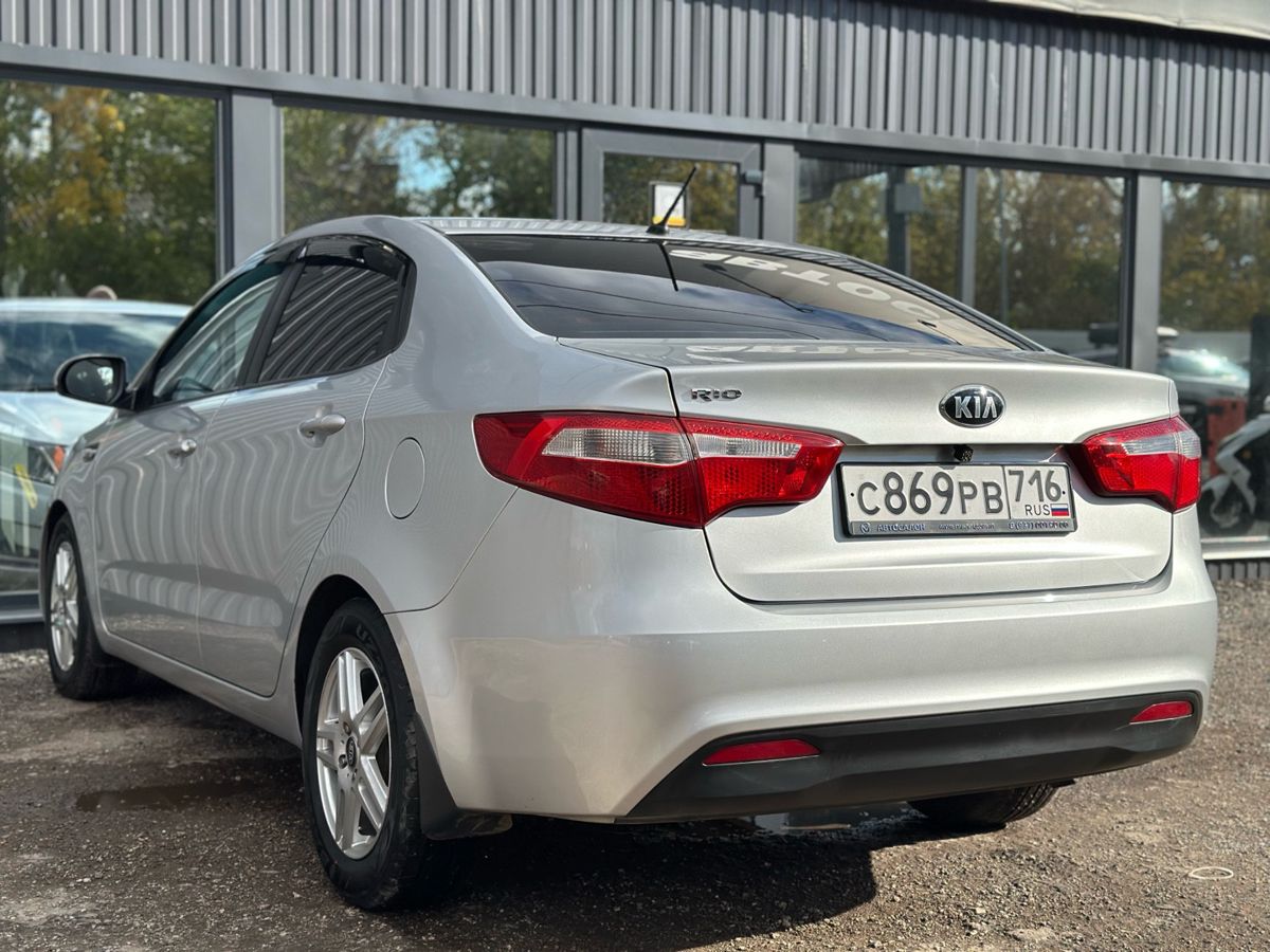 Kia Rio III 6-speed 1.6 MT (123 л.с.) Luxe 2014 — фото 10