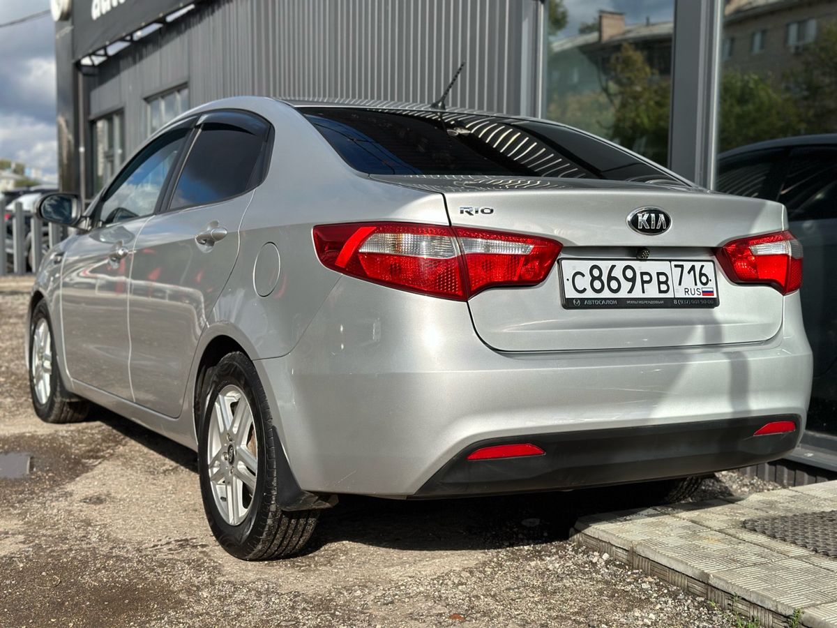 Kia Rio III 6-speed 1.6 MT (123 л.с.) Luxe 2014 — фото 8