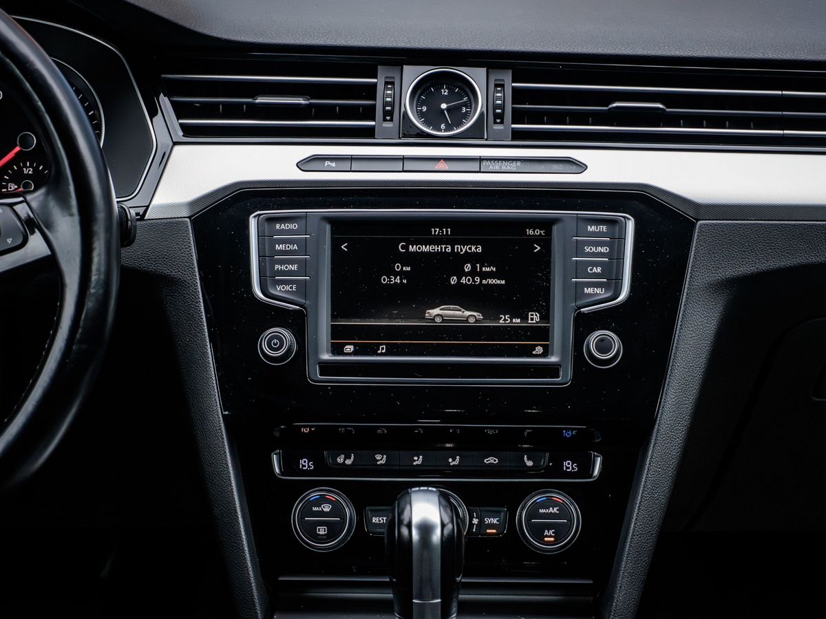 Volkswagen Passat — фото 12