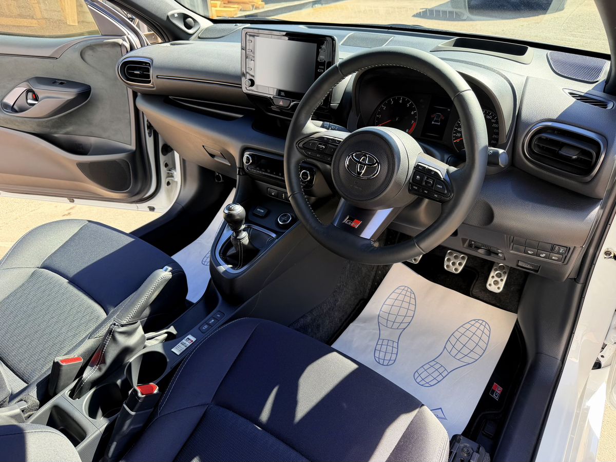 Toyota Yaris — фото 7