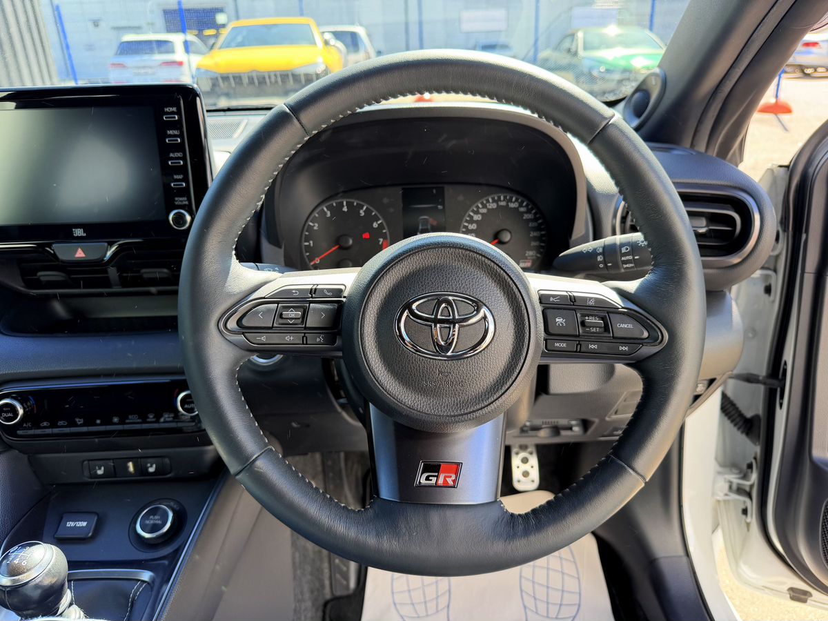 Toyota Yaris — фото 9