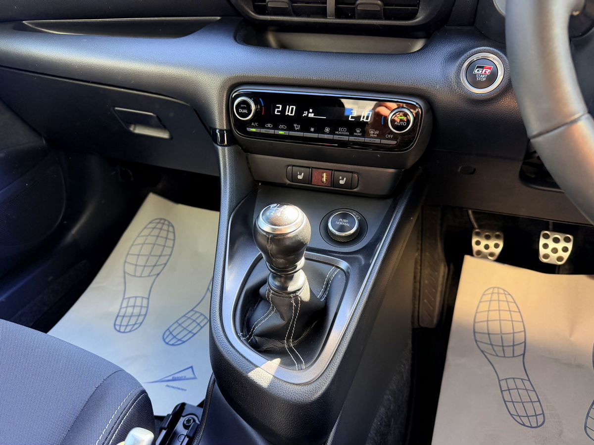 Toyota Yaris — фото 11