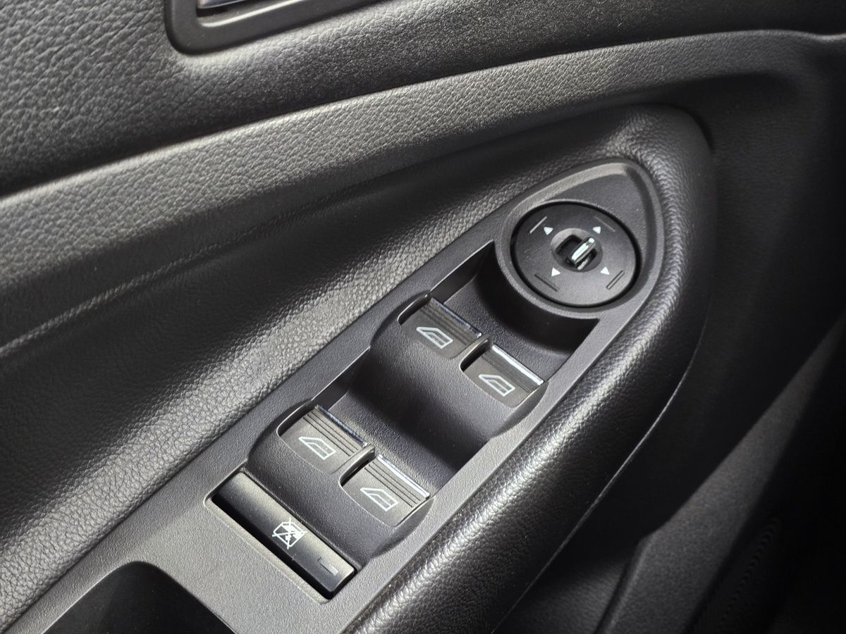 Ford Kuga — фото 26