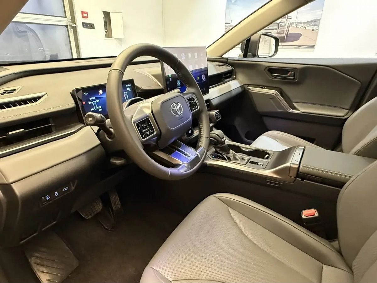Toyota RAV4 - фото 5