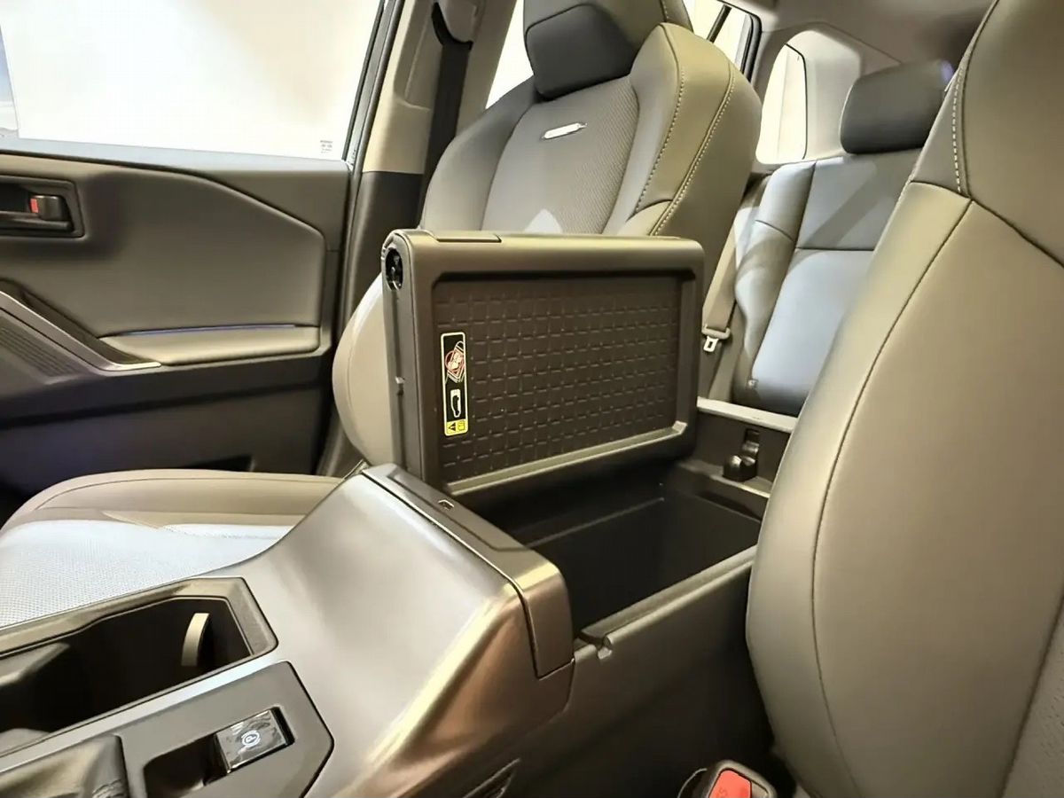Toyota RAV4 - фото 8