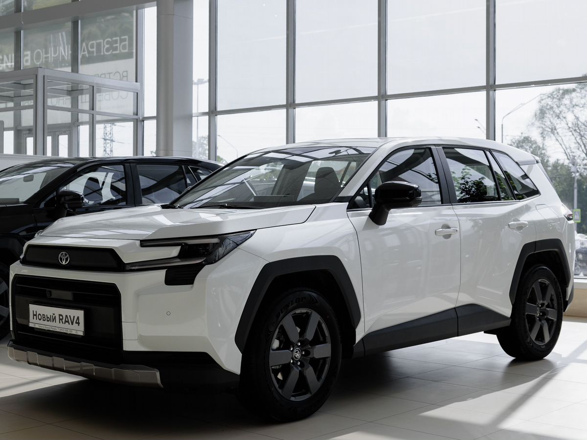 Toyota RAV4 - фото 1