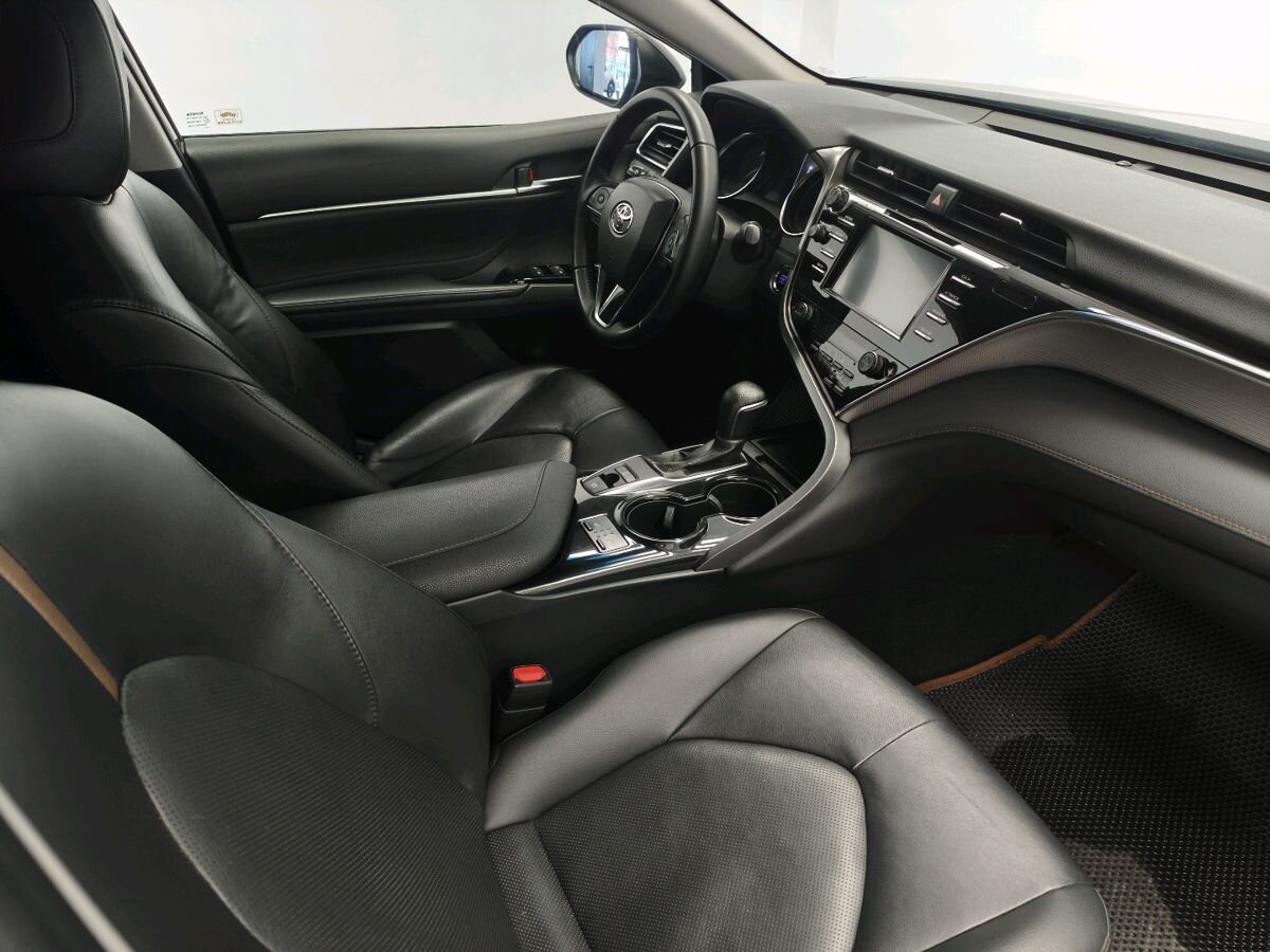 Toyota Camry VIII (XV70)