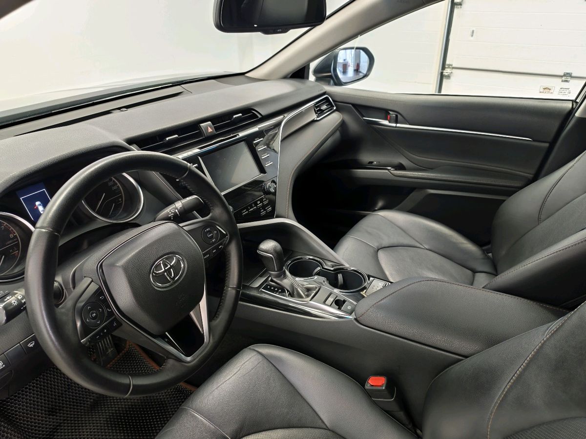 Toyota Camry VIII (XV70)