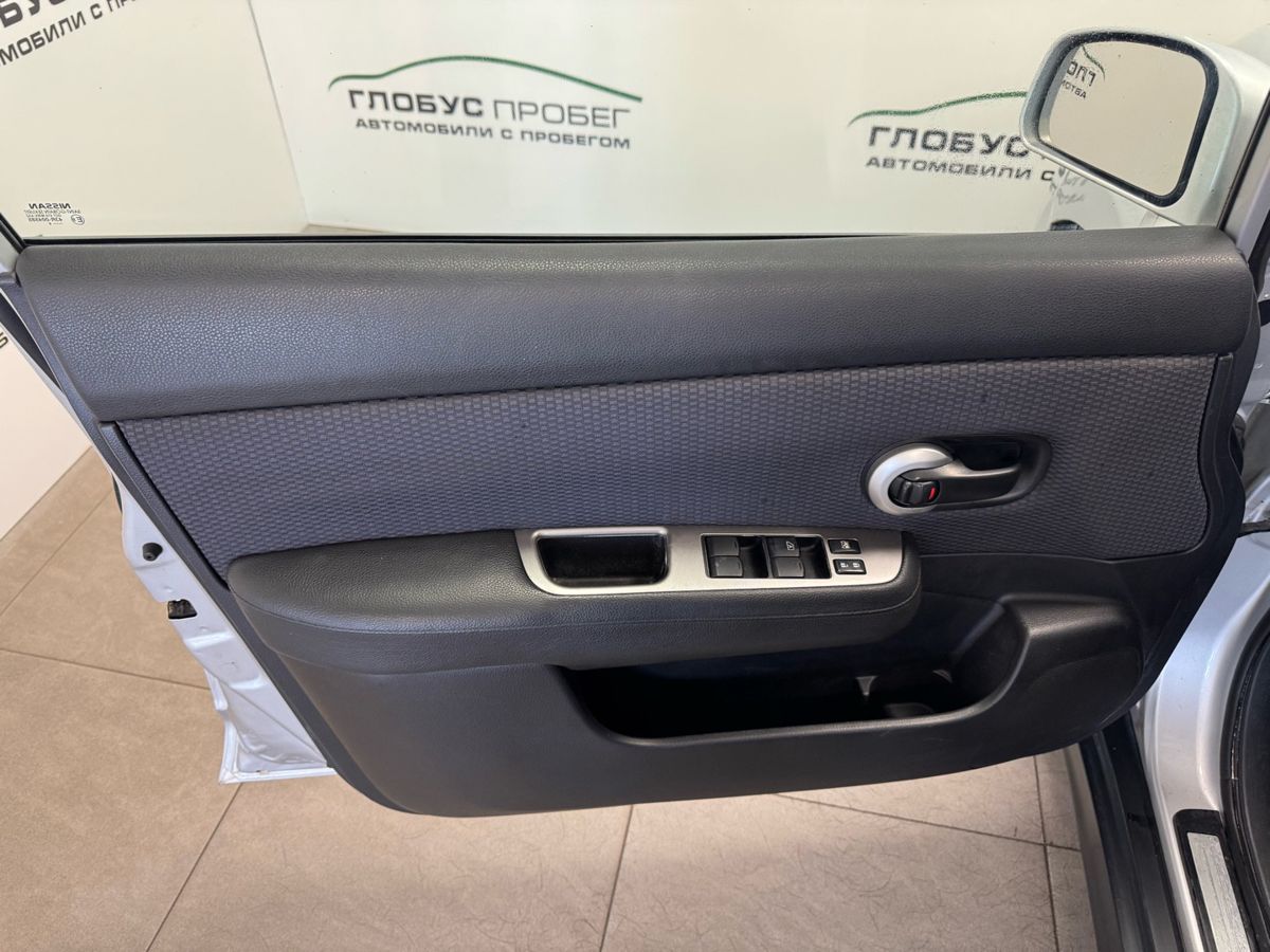 Nissan Tiida I