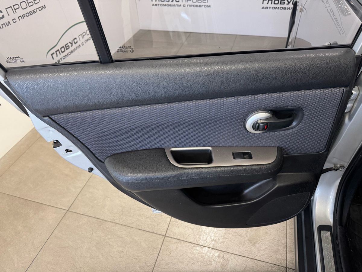 Nissan Tiida I