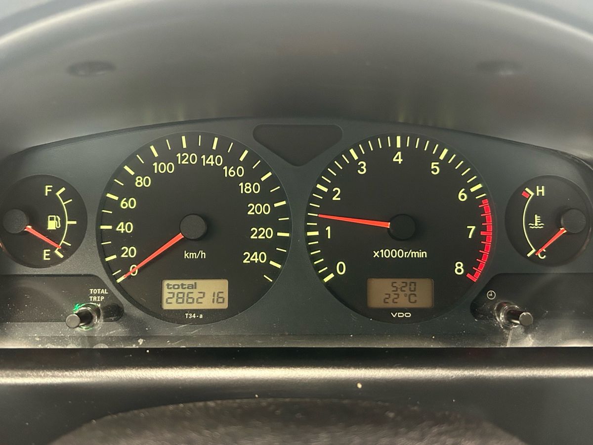 Toyota Avensis I