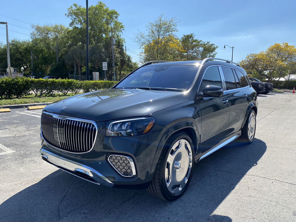Maybach GLS 2026: сияющая решетка и экологичный V8